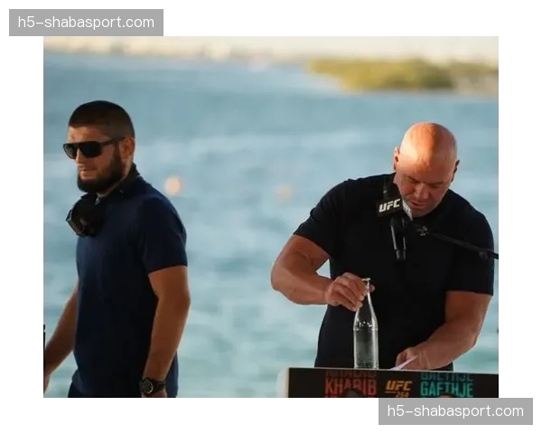 后台镜头:UFC 300称重仪式后,两位俄罗斯选手在酒店发生冲突已被安全团队分开 后台镜头:UFC 300称重仪式后,两位俄罗斯选手在酒店发生冲突已被安全团队分开